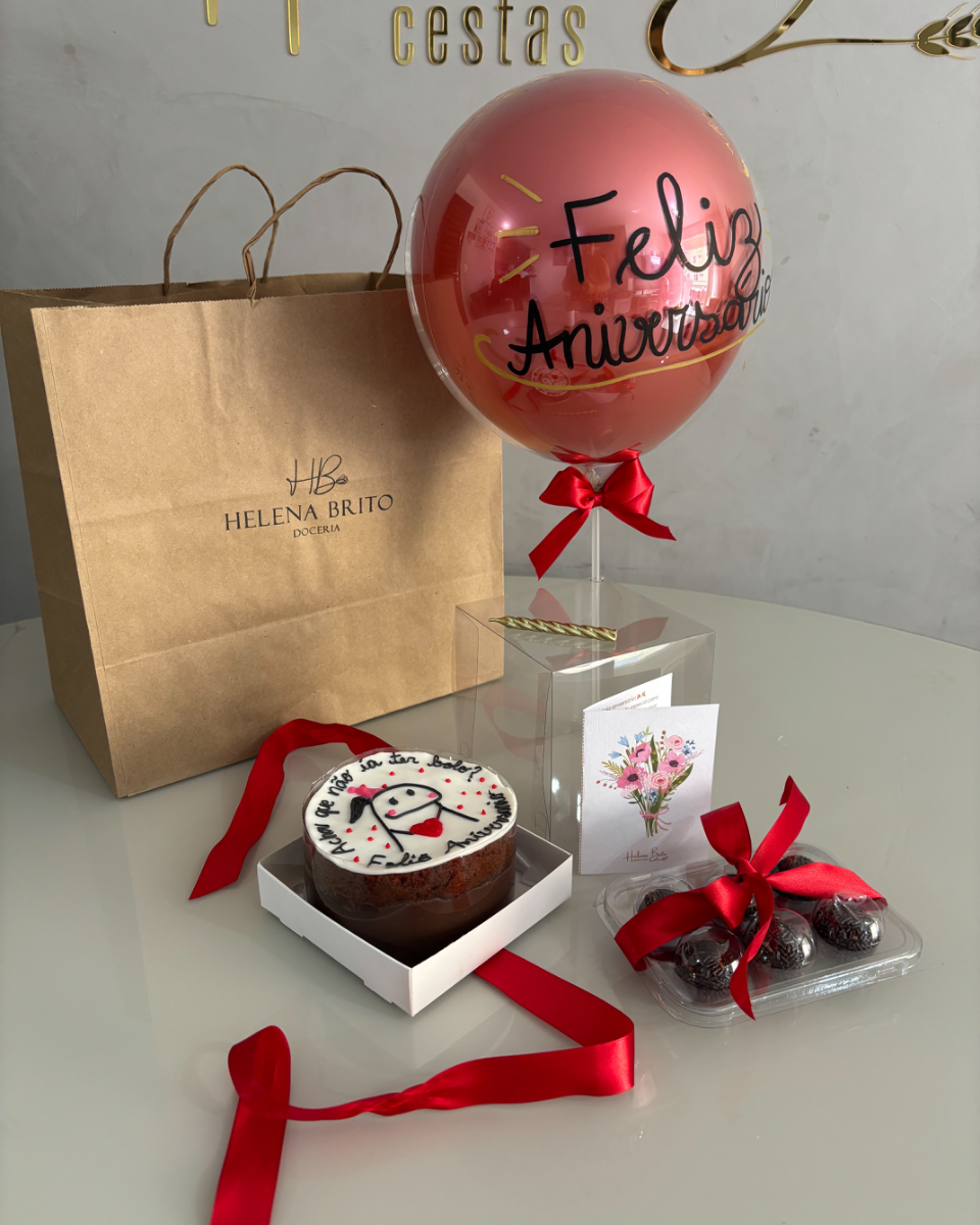 Bento Cake com balão e brigadeiros